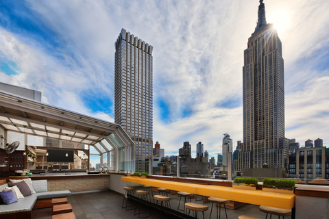 Within walking distance of New York City's flagship retail stores, Bryant Park and the hustle and bustle of Times Square, the Marriott Vacation Club, New York City's magnificent Midtown Manhattan location features one of the city's most spectacular rooftop bars. (Photo: Business Wire)