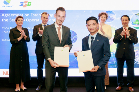 De Heus Vietnam COO Rick van der Linden (L) and FPT Software Europe CEO Tran Van Dung (R) at the signing ceremony attended by senior leaders of the Netherlands government during the economic mission to Vietnam (Photo: Business Wire)