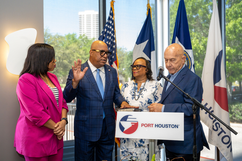 Houston Mayor John Whitmire (at podium) administers the Oath of Administration to Thomas Jones, Jr. to serve as Port Commissioner of the Port of Houston Authority. Commissioner Jones is flanked on stage by his wife, K'Netha Jones (center), and their daughter, Jessica. (Photo: Business Wire)