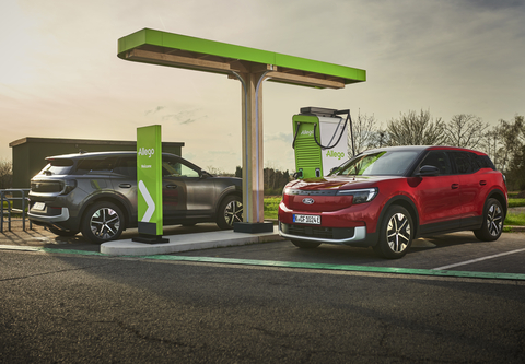 Ford Explorer fast charging at an Allego ultra-fast charger (Photo by Ford)