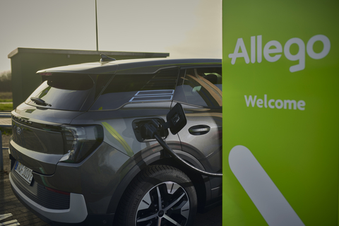 Ford Explorer fast charging at an Allego ultra-fast charger (Photo by Ford)