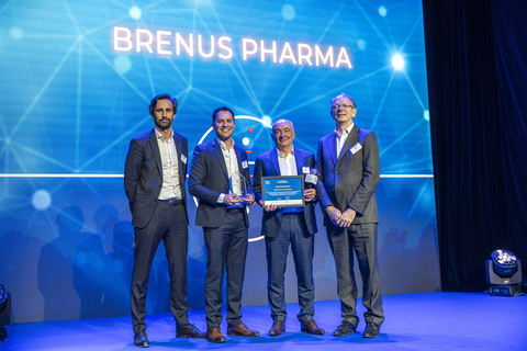 thumbnail Trophée Biotech remis à Paul Bravetti (CEO Brenus Pharma) par Thierry Hulot (Président des activités du groupe Merck en France - Président du LEEM), Alain Huriez (Managing Partner, AdBio Partners), Guillaume LAULHE (Director BD chez IQVIA) (Photo: Brenus Pharma)