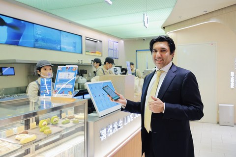 Danish A. Lakhani, CEO of NayaPay, made a payment by NayaPay app at a local store in Beijing on Monday. Pakistan's leading fintech platform NayaPay has become the 11th payment method accepted at Alipay+'s extensive network of 80 million merchants in China. (Photo: Business Wire)