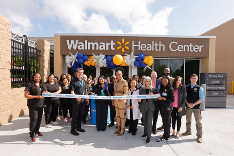 Walmart Health Center Administrator Barkha Chandwani and Walmart Vice President of Clinical Operations Dr. Ken Silverstein cut the ribbon at the Walmart Health Center in Sugar Land, Texas. City Councilmembers Suazanne Whatley and Stewart Jacobson spoke at the ceremony. (Photo: Business Wire)