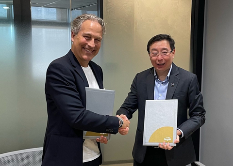 Niklas Heuveldop, Vonage CEO and Head of Business Area Global Communications Platform, Ericsson, and Mr Bill Chang, CEO of Singtel's Digital InfraCo, signing the new partnership today in Singapore. (Photo: Business Wire)