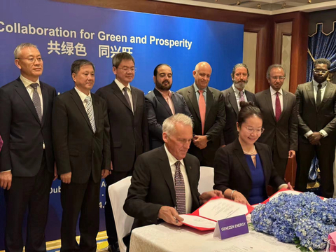 Hengyuan Dongli New Energy President Xian Xiaoli Signs Contract at the World Future Energy Summit, Abu Dhabi (Photo: Business Wire)