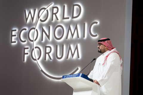 Zijne Excellentie Faisal Alibrahim, Saoedische Minister van Economie en Planning, verwelkomt wereldleiders in Riyadh voor de Speciale Bijeenkomst van het Wereld Economisch Forum over Globale Samenwerking, Groei en Energie voor Ontwikkeling. (Photo: AETOSWire)
