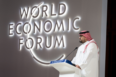 original Su Excelencia Faisal Alibrahim, Ministro Saudita de Economía y Planificación, da la bienvenida a los líderes mundiales a Riad para la Reunión Especial del Foro Económico Mundial sobre Colaboración Global, Crecimiento y Energía para el Desarrollo. (Photo: AETOSWire)