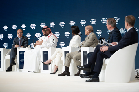 El Ministro de Economía y Planificación saudita, Su Excelencia Faisal Alibrahim, anuncia que Arabia Saudita se unirá a la AI Governance Alliance para co-lanzar la "Iniciativa de IA inclusiva para el crecimiento y el desarrollo".