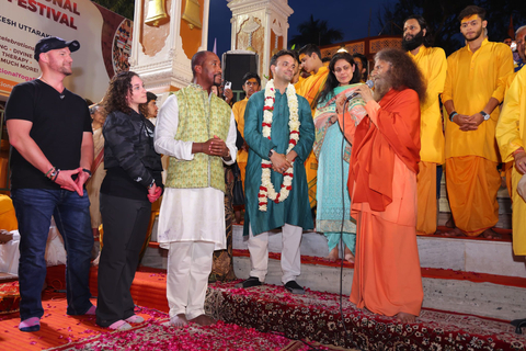 Dr. Jeff Bordes and Amitabh Shah receiving blessings from the President and spiritual head H.H. Pujya Swami Chidanand Saraswatiji (Photo: Business Wire)