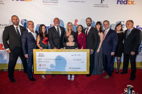 thumbnail Misheel, paciente de St. Jude, junto con el equipo de KD Construction, patrocinadores de la 22ª Gala anual de Ángeles y Estrellas de FedEx St. Jude (Photo: Carlos Aristizabal)