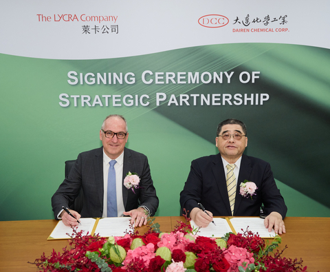 Left to Right: Steve Stewart, chief brand and innovation officer, The LYCRA Company, and Shean-Tung Lin, Chairman, Dairen Chemical Company (DCC), sign a letter of intent for DCC to convert QIRA® into low-impact PTMEG for bio-derived LYCRA® fiber. (Photo: Business Wire)