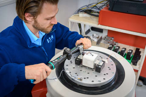 El ingeniero de Eaton realiza pruebas en un fusible para vehículos comerciales electrificados. (Foto: Business Wire)