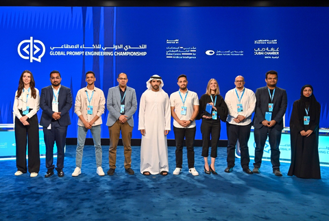迪拜王储、迪拜行政委员会主席兼Dubai Future Foundation董事会主席Sheikh Hamdan bin Mohammed bin Rashid Al Maktoum殿下与九位入围者在一起。(照片：AETOSWire）