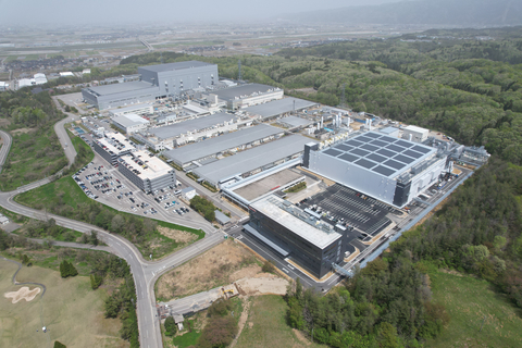 Right: Phase 1 of the new fabrication facility, foreground: the new office building (Graphic: Business Wire)