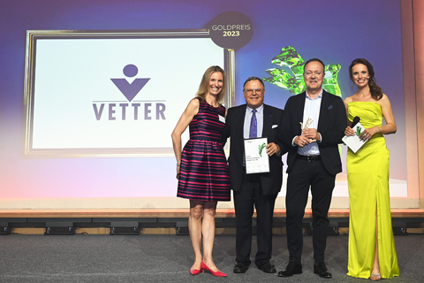 © Vetter Pharma International GmbH: Senator h.c. Udo J. Vetter, Chairman of the Advisory Board and member of the owner family (second from left) along with Vetter Managing Director Peter Soelkner (second from right), Prof. Dr. Sandra Rothenberger, Director of Research Institute for strategy, governance, marketing and innovation at the Solvay Brussels School of Economics Management (first from left) and moderator Susanne Schoene, at the presentation of the Best Managed Companies Award.