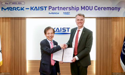 From left to right: Kwang-Hyung Lee, President of KAIST, Matthias Heinzel, Member of the Executive Board of Merck and CEO Life Science. (Photo: Business Wire)