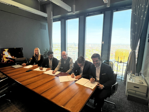 Figure 1: Signing Ceremony, People from left to right, Jennifer Klaschka- Marketing and Operations at NeuralAgent, Dr. -Ing Onur Deniz CEO at NeuralAgent, Dirk Sprünken Procurement at Airbus, Juan Emilio Murillo Martinez, Head of Procurement Software and Cyber Security at Airbus, Luis Mager – Procurement at Airbus (Photo: Business Wire)