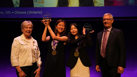 Les élèves Ann Wang et Angela Cao de Vancouver reçoivent leurs prix Meilleur projet remis par Reni Barlow, directeur général de Sciences jeunesse Canada, et par Pat Trottier, présidente de la Fondation Gwyn Morgan et Patricia Trottier, lors de la cérémonie de remise des prix de l’Expo-sciences pancanadienne, le jeudi 30 mai 2024, au Centre national des Arts d’Ottawa. (PHOTO : Sciences jeunesse Canada)