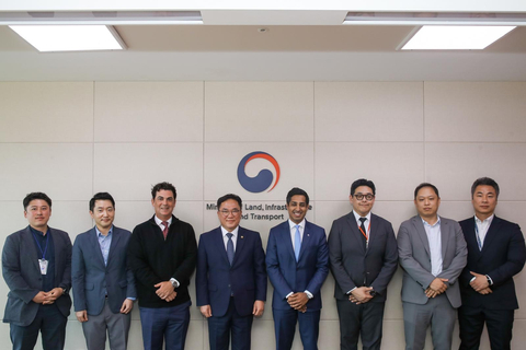 Baek Won-kug, Vice Minister for Transport of the Ministry of Land, Infrastructure and Transport of Korea meets with KakaoMobility and Archer leadership to commemorate agreement (Photo: Business Wire)