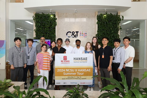 Students from the prestigious American university are taking commemorative photos during their visit to the C&T VINA office at Hansae (Photo: Hansae)