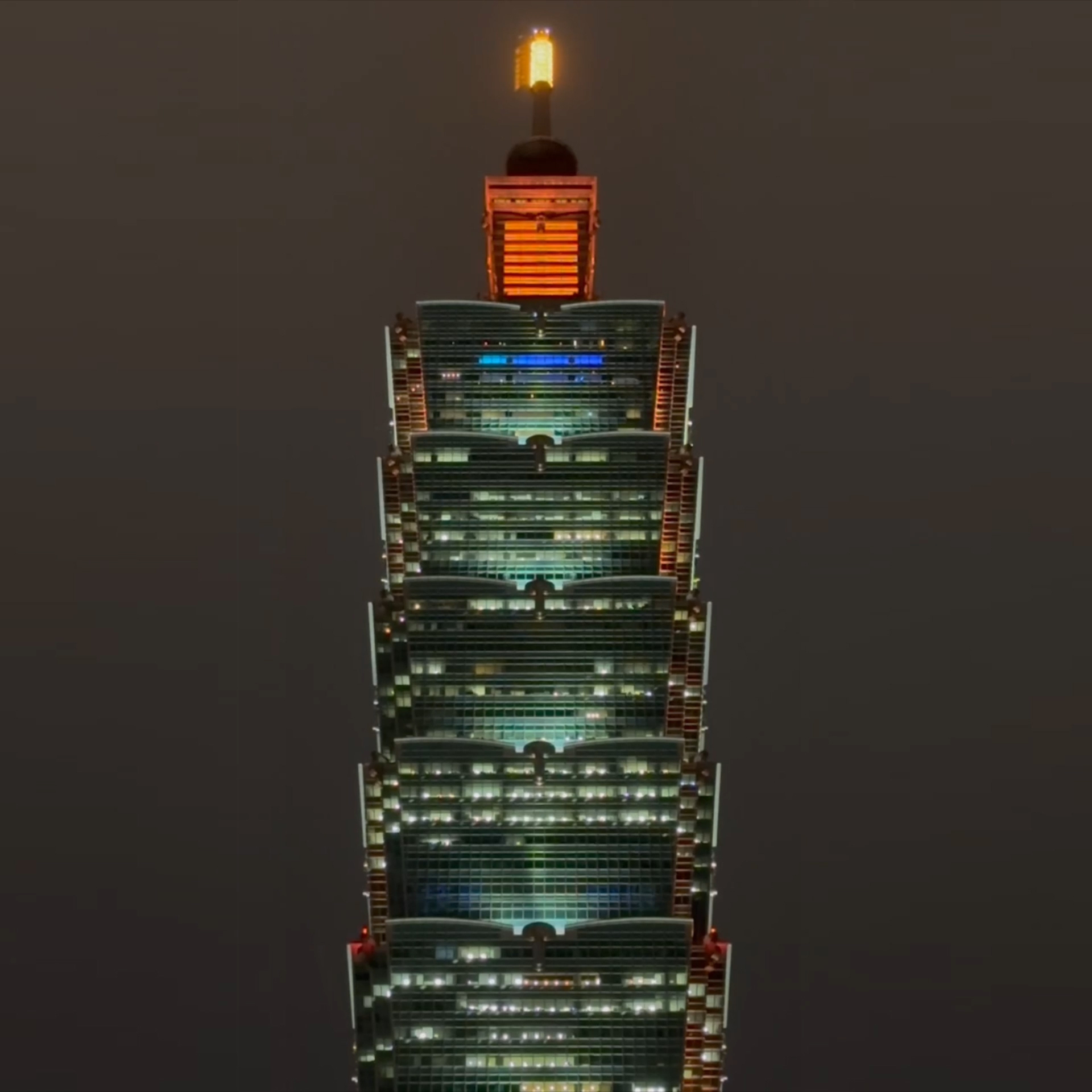 台北101の頂点に輝くGIGABYTE、COMPUTEXでAI進化を加速させる次世代コンピューティングを披露