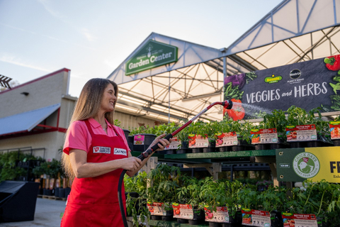 Tractor Supply Company Celebrates Opening of 500th Garden Center Location (Photo: Business Wire)