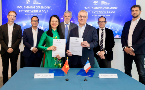 The MoU signing ceremony took place in Paris with the participation of FPT Software Chairwoman Chu Thi Thanh Ha, SQLI Group CEO Philippe Donche-Gay, and representatives of both sides (Photo: Business Wire)