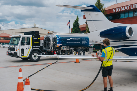 Rampmaster delivers the first 5,000 gallon electric vehicle jet refueler in the United States to Signature Aviation's Eagle County Regional Airport in Vail on June 3, 2024. Companies partner to pioneer the sustainability space by proactively delivering environmental and safety focused refueling technology that meets all aviation industry mandates while also establishing safety standards on airport. Announcement: https://www.signatureaviation.com/news/signature-aviation-rampmaster-introduce-zero-emissions-electric-refueler/ (Photo: Business Wire)