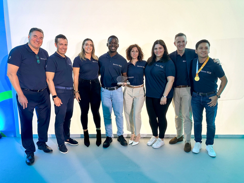 Jason Lawal (middle-left), Sara Chieruzzi (middle-right), Michel Faucher (second from the right) (Photo: Business Wire)