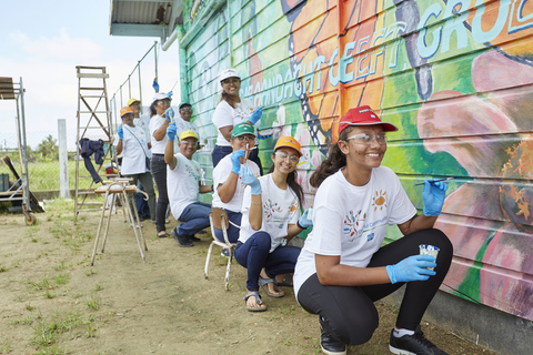 original PPG volunteers paint a school in Nickerie, Suriname, as part of the New Paint for a New Start initiative, part of the company’s COLORFUL COMMUNITIES® program. (Photo: Business Wire)