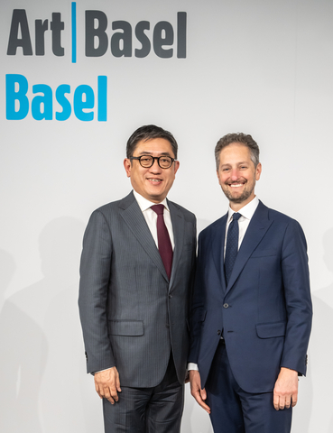 旅發局總幹事程鼎一與Art Basel行政總裁Noah Horowitz，在6月11日於瑞士巴塞爾藝術展的記者會上，正式簽署策略合作協議。 (照片：香港旅遊發展局)