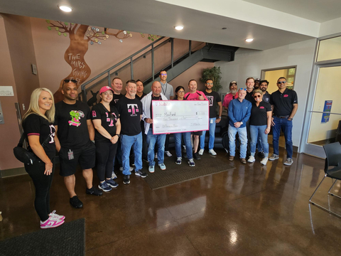 T-Mobile presenta una donación de $10,000 a MaxFund y devuelve el favor como voluntario en una de las instalaciones de adopción de MaxFund en Denver. (Photo: Business Wire)