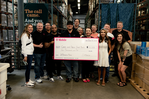 El Banco de Alimentos Care and Share para el sur de Colorado recibe una donación de $10,000 de los empleados de T-Mobile. (Photo: Business Wire)