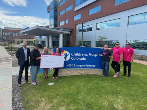 El Hospital Infantil de Colorado recibe una donación de $10,000 del equipo local de T-Mobile. (Photo: Business Wire)