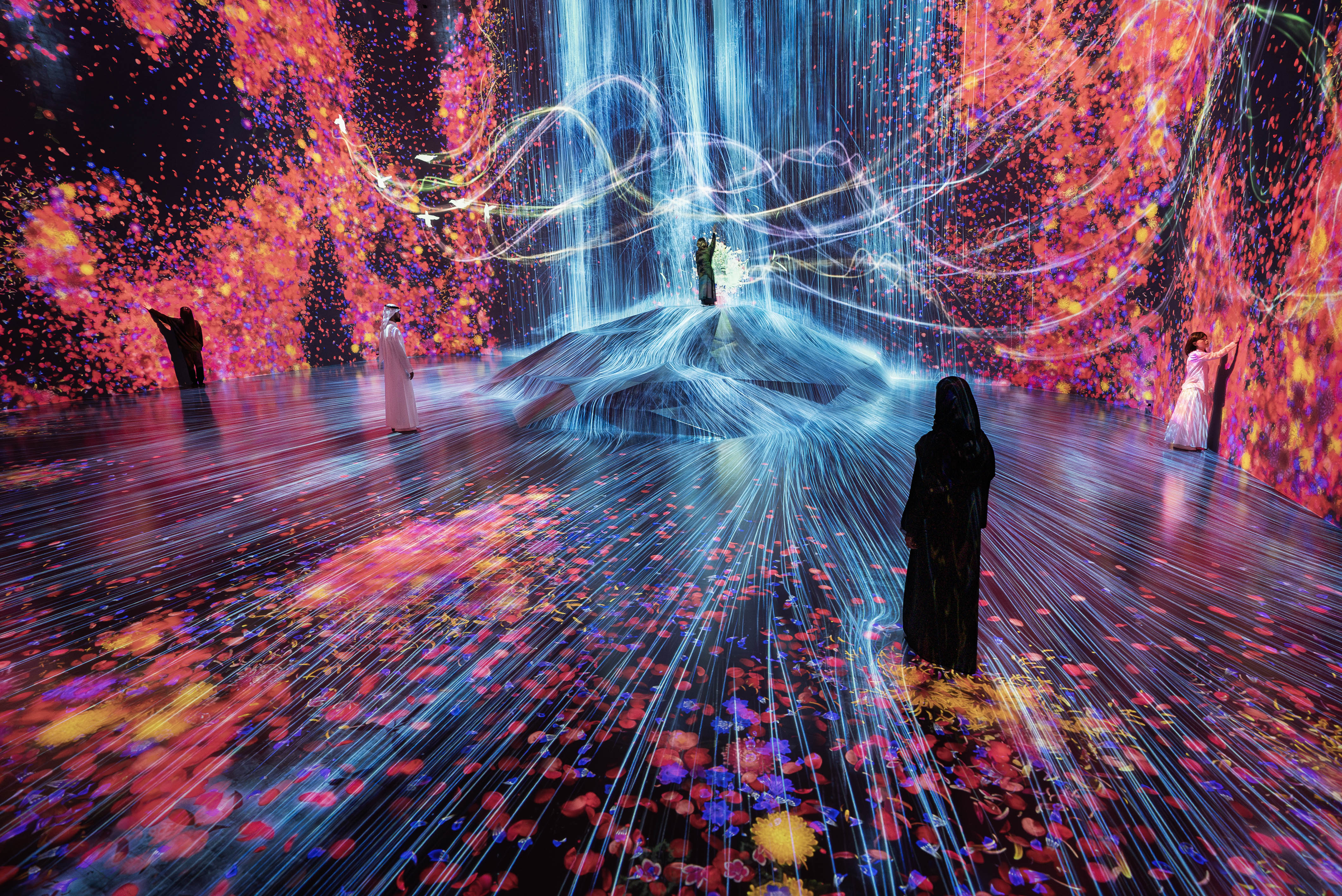 teamLab Borderless, a museum without a map, comprises over 80 artworks that transcend boundaries, eternally transforming the scenery and forming one borderless world. Now open in Jeddah Historic District. (Highlight video of teamLab Borderless Jeddah / Video: teamLab)