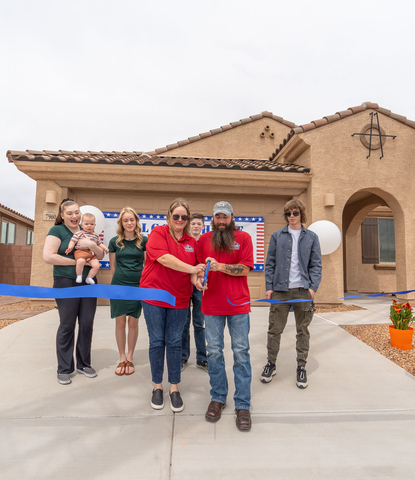 Purple Heart recipient presented the keys to his custom-built home in Tucson, Arizona (Photo: PulteGroup, Inc.)