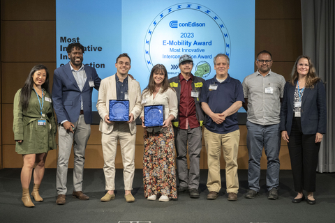 The Mobility House and NYCSBUS accept the "Most Innovative Interconnection Award” from Con Edison | Photo Credit: Con Edison