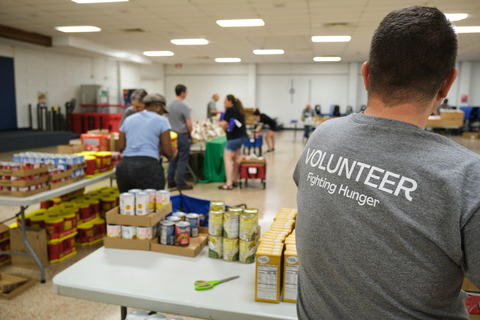 Volunteers fight to end hunger at a 13 for 13M distribution event. (Photo: Business Wire)