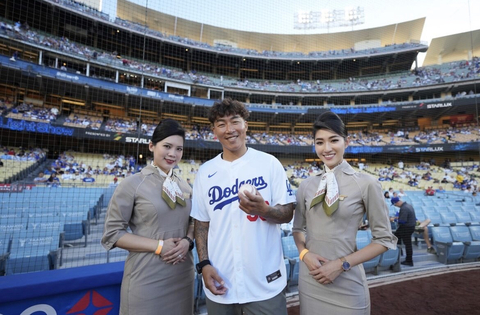 Taiwanese baseball legend Hong-Chih Kuo poses with STARLUX Airlines flight attendants at Dodger Stadium's inaugural STARLUX Night. (Photo: Business Wire)