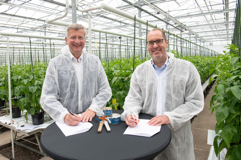 Peter Poortinga（Solynta首席执行官）和Frank Terhorst（Bayer作物科学部战略和可持续发展主管）（照片：美国商业资讯）