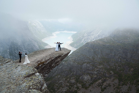 We came across a post on social media, and it feels surreal to finally be standing here on Trolltunga. We have been looking forward to this for a long time. It is incredible