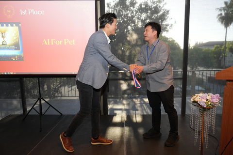 Eric Pai, CBO of AI FOR PET, receiving the first-place award at 'AI + Future Pitch Competition' (Photo: Business Wire)