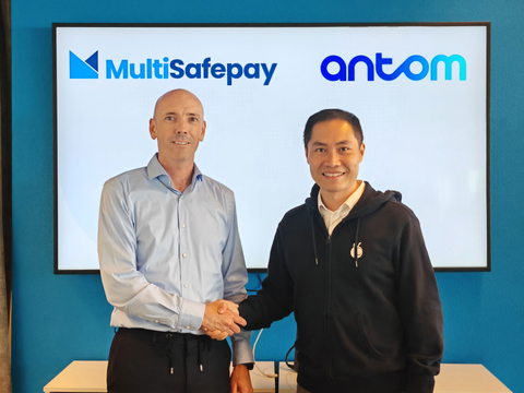 Olaf Geurs, CEO of MultiSafepay (left) and Gary Liu, General Manager of Antom Global (right), in a ceremony. (Photo: Business Wire)