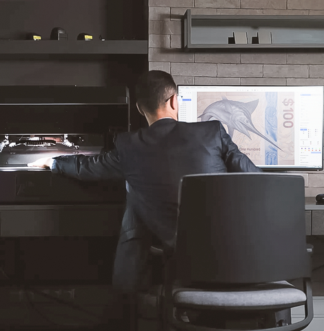 original A forensic expert examines a banknote with the help of a Regula device and Regula Forensic Studio software (Photo: Regula)