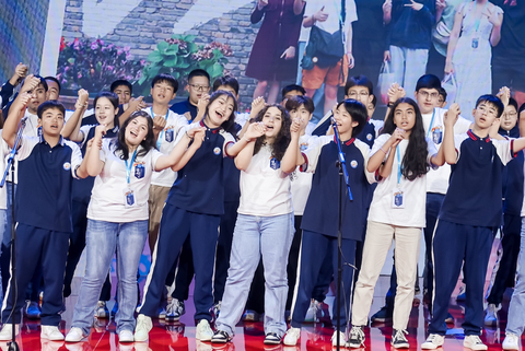 The American Youth sang the song "Auld Lang Syne" at the closing ceremony of the Summer Camp. (Photo: Business Wire)