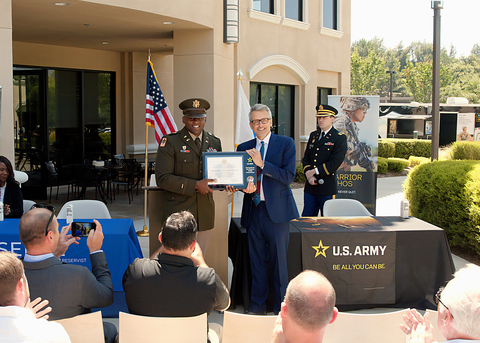 MAJ Tyran Askew, Executive Officer, L.A. Recruiting Battalion holding the ceremonial plaque with David Spector, Chairman and CEO, Pennymac. (Photo: Business Wire)