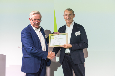 ‘Supplier of the year for PVC’ and ‘Overall Award – Decarbonisation’ for Westlake Vinnolit: Ron Marsh, Chairman of the Polymers for Europe Alliance (left), congratulated Dr. Karl-Martin Schellerer, Senior Vice President, Westlake Performance and Essential Materials - Europe and Asia. (Photo: Polymers for Europe Alliance)