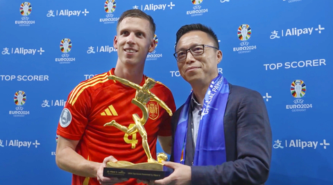 Eric Jing, Chairman and CEO of Ant Group, presents the Alipay+ Top Scorer award to the onsite winning football player Dani Olmo of Spain at UEFA EURO 2024™ (Photo: Business Wire)