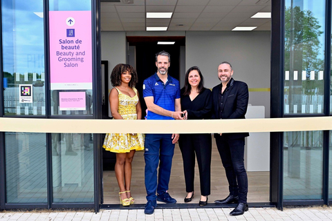 Opening of the Beauty & Grooming Salon, pictured from left to right: Monique Rodriquez, Founder and CEO of Mielle; Laurent Michaud, Director of the Olympic and Paralympic Villages Paris 2024; Béatrice Dupuy, President and General Manager of P&G France; Raphaël Perrier, Founder and CEO of Raphaël Perrier Paris (Photo: Business Wire)